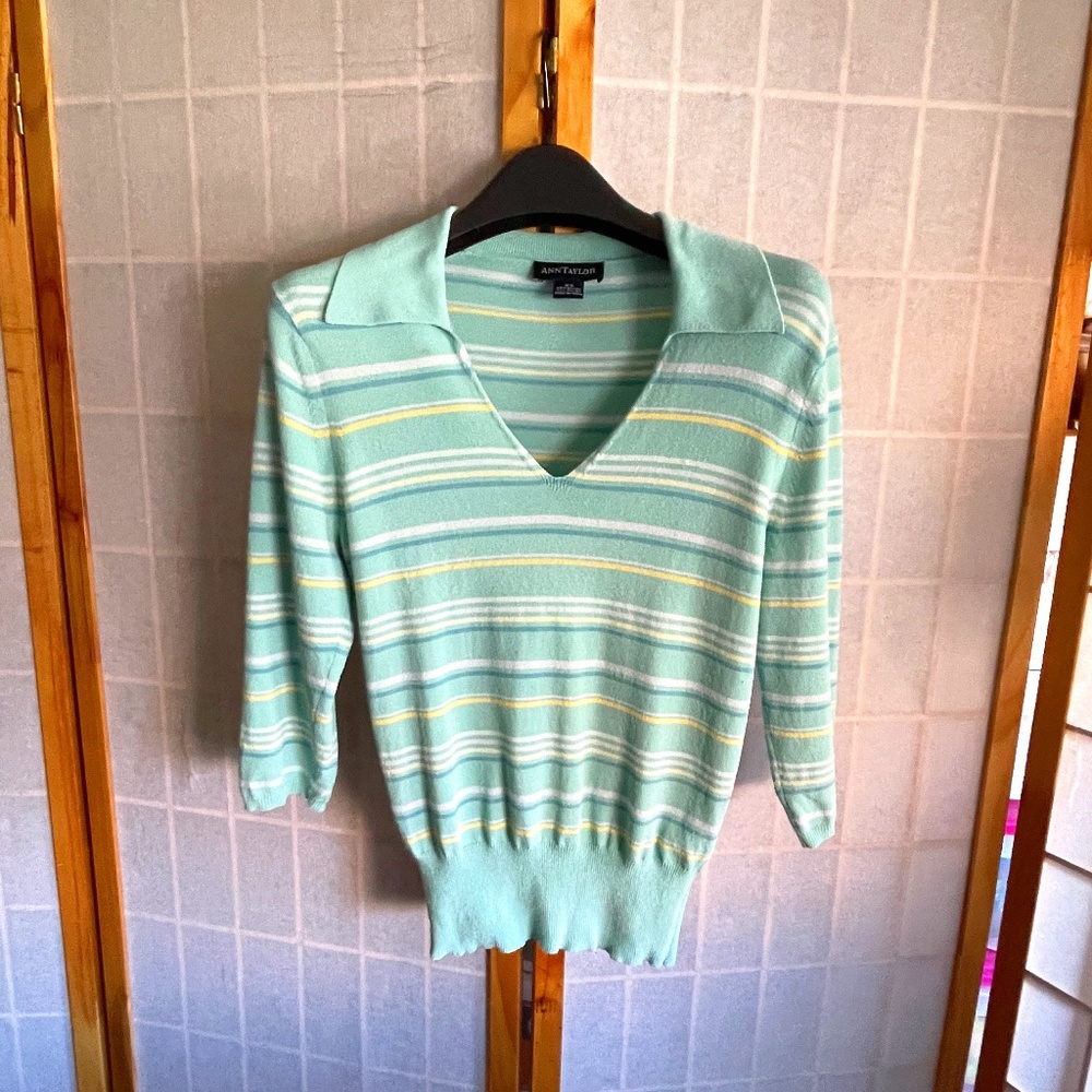 Ann Taylor stretchy. collared v neck, XS, blue. striped.3/4 sleeves